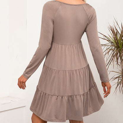 Robe de loisirs pour femmes avec décolleté en V profond et jupe volumineuse Chic und Stil