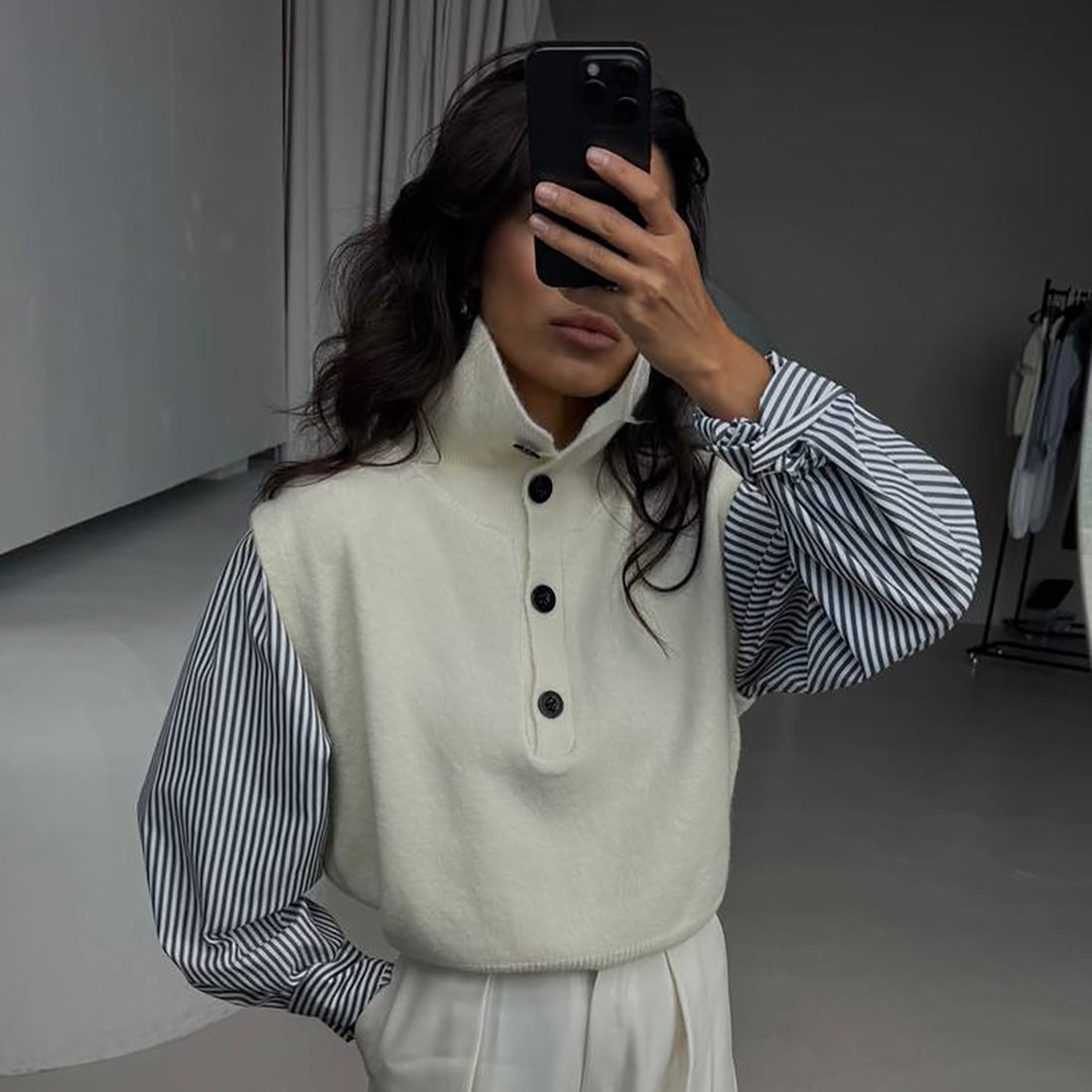 Pull en tricot pour femmes avec col haut et détails de boutons Chic und Stil