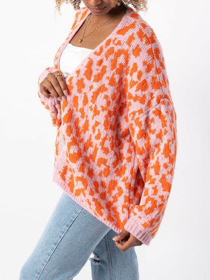 Dames gros tricoté Cardigan avec un motif léopard élégant et des détails oversize confortables Chic und Stil
