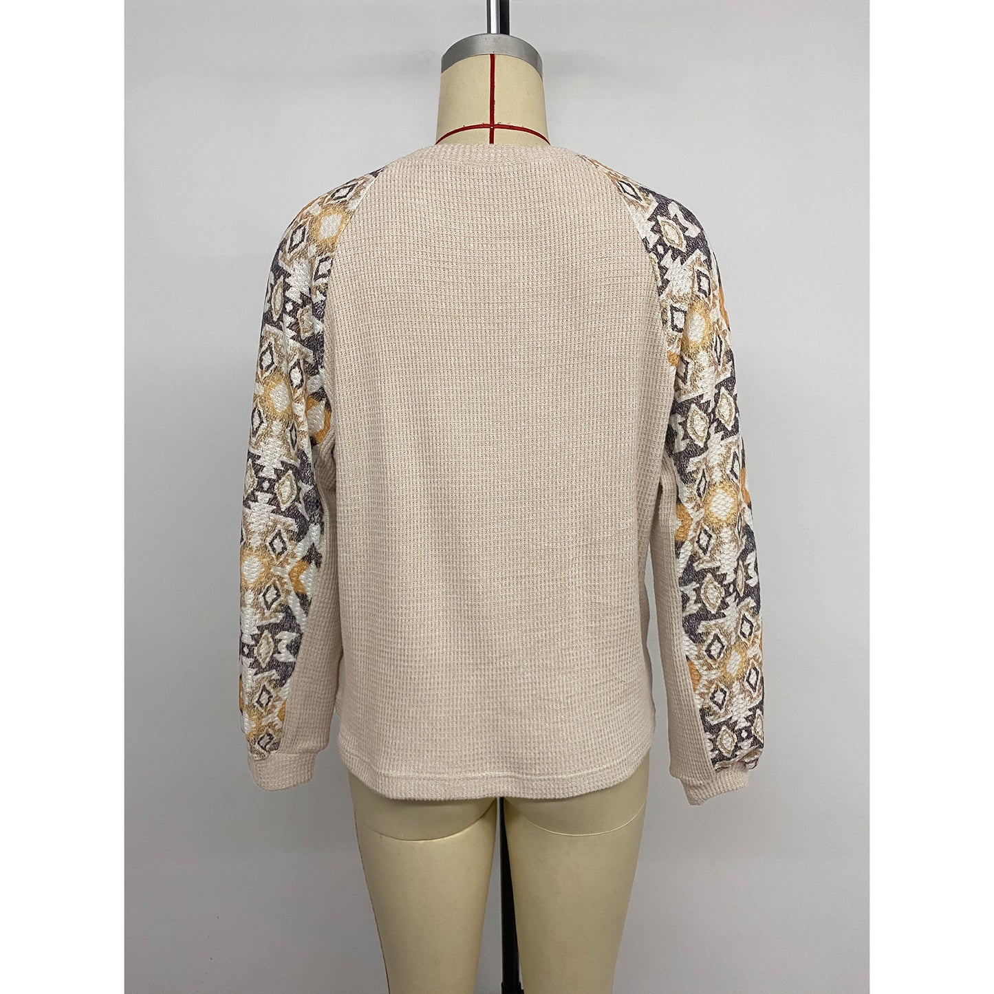 Pull en tricot pour femmes avec des manches raglan modernes et un motif floral Chic und Stil