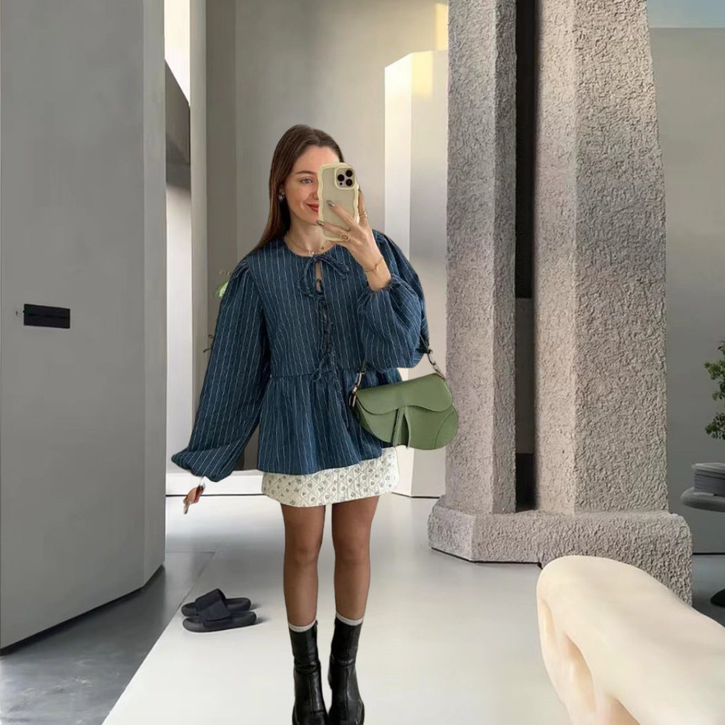 Chemisier rayé pour femmes avec des manches bouffantes volumineuses et une coupe cintrée Chic und Stil