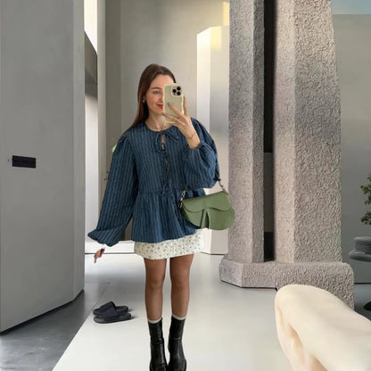 Chemisier rayé pour femmes avec des manches bouffantes volumineuses et une coupe cintrée Chic und Stil