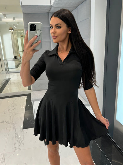 Robe de sport pour femmes avec col polo et jupe évasée Chic und Stil