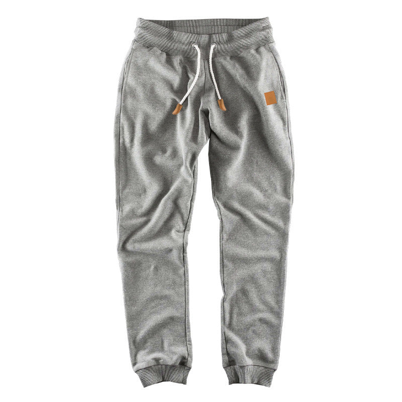 Comfortable jogger pants for men with practical drawstring and trendy details Chic und Stil