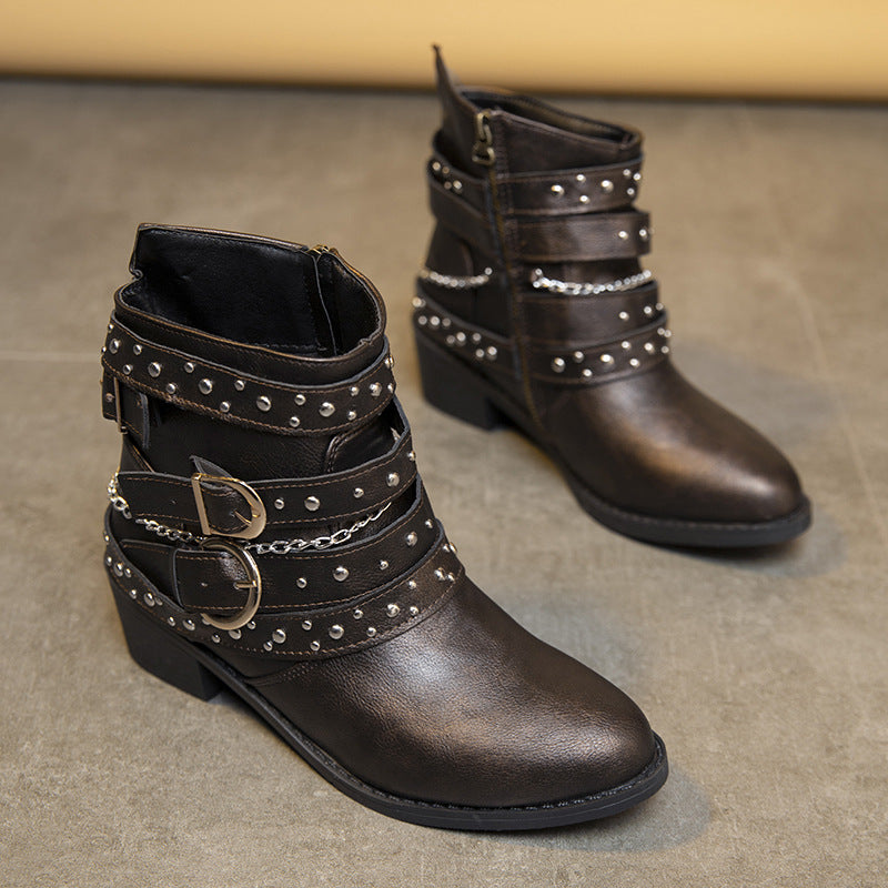 Bottines féminines tendance avec des bandoulières décorées et des éléments en chaîne Chic und Stil