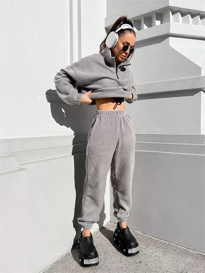 Dames ensemble de jogging en polaire douillet avec col montant et cordon de serrage Chic und Stil