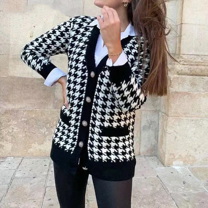 Dames Grand cardigan en tricot à motif pied-de-coq avec boutons en perles Chic und Stil