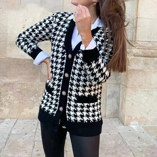 Dames Grand cardigan en tricot à motif pied-de-coq avec boutons en perles Chic und Stil