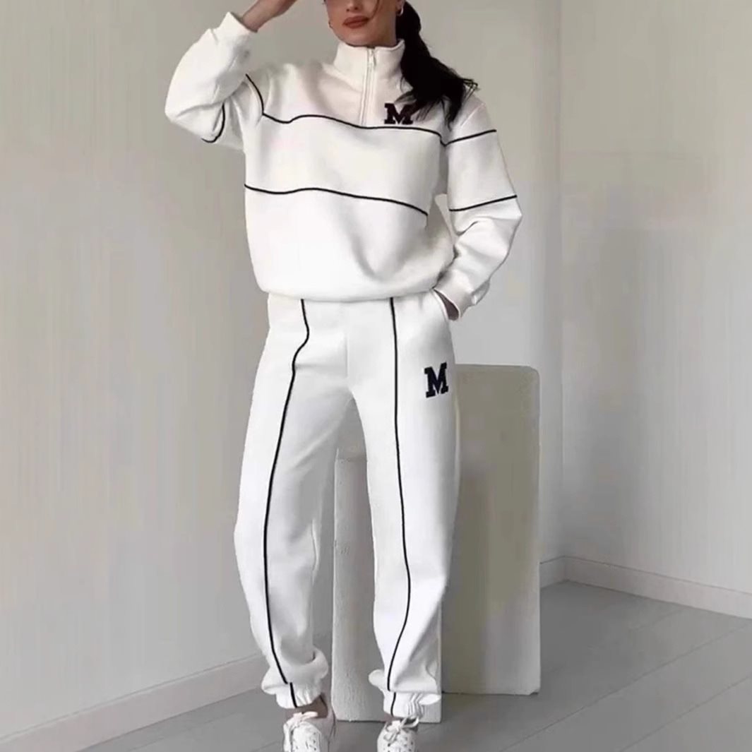 Costume de lounge sportif pour femmes avec col haut et taille élastique Chic und Stil