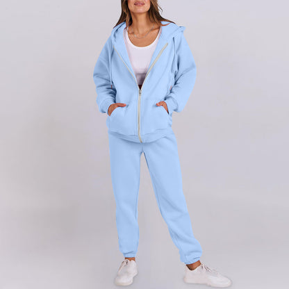 Casual women's sports set with hood and zipper Chic und Stil