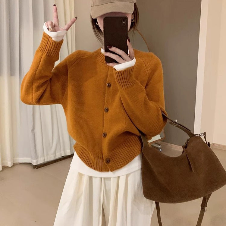 Pull en tricot confortable pour femmes avec détails de boutons et épaules tombantes Chic und Stil