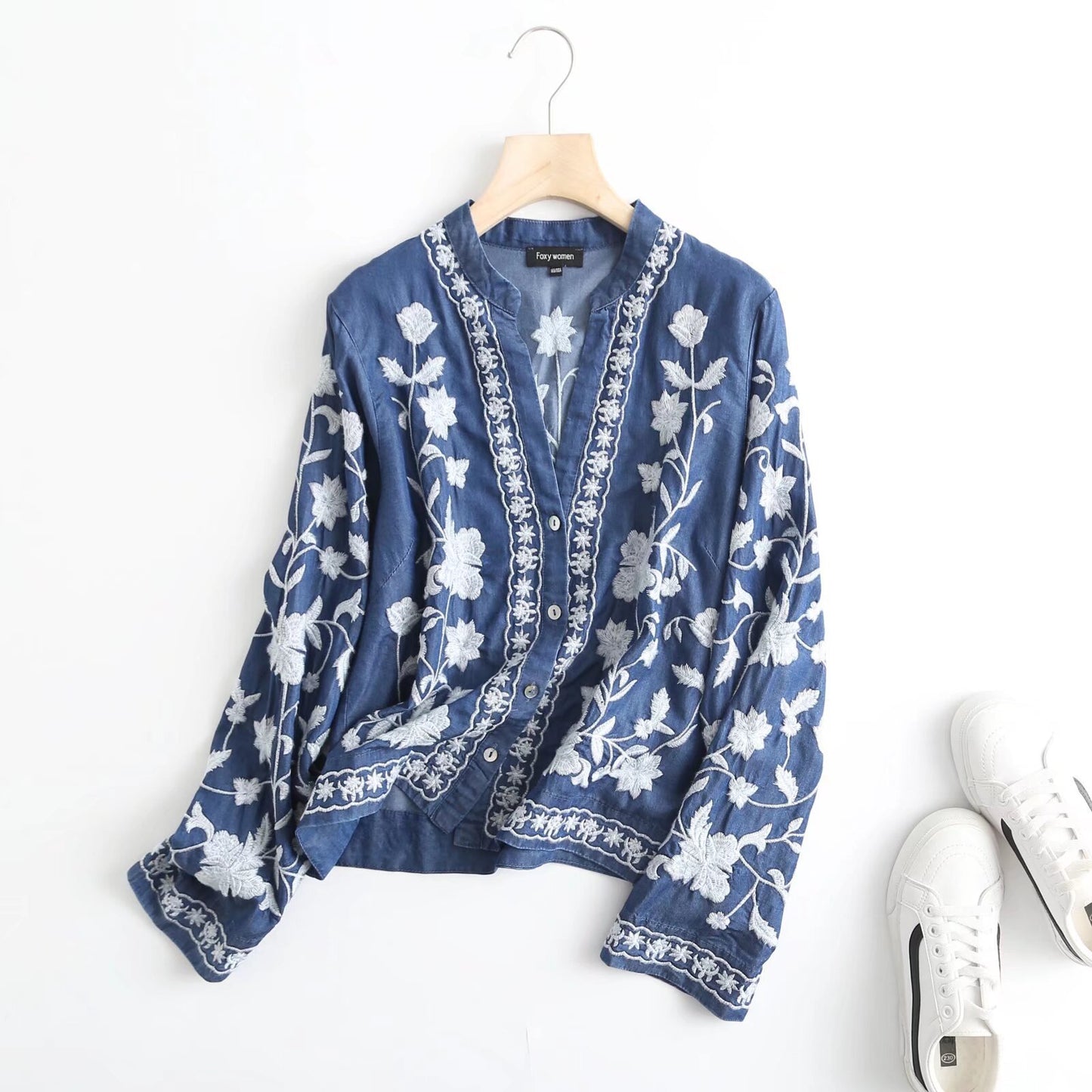 Blouse vintage brodée pour femmes avec col élégant et fermeture à boutons pression Chic und Stil