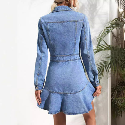 Robe chemise en denim pour femmes avec une coupe cintrée et des détails de boutons tendance Chic und Stil