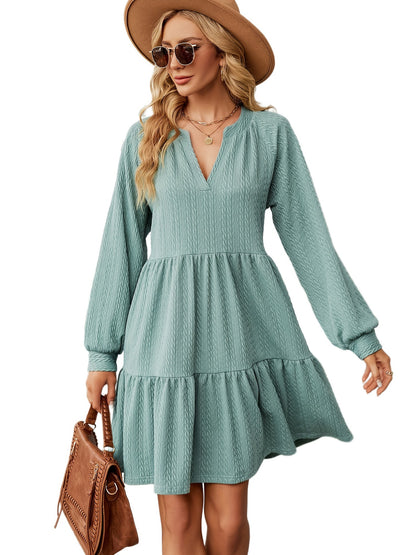 Robe décontractée pour femmes avec décolleté en V, manches volumineuses et ourlet à volants Chic und Stil