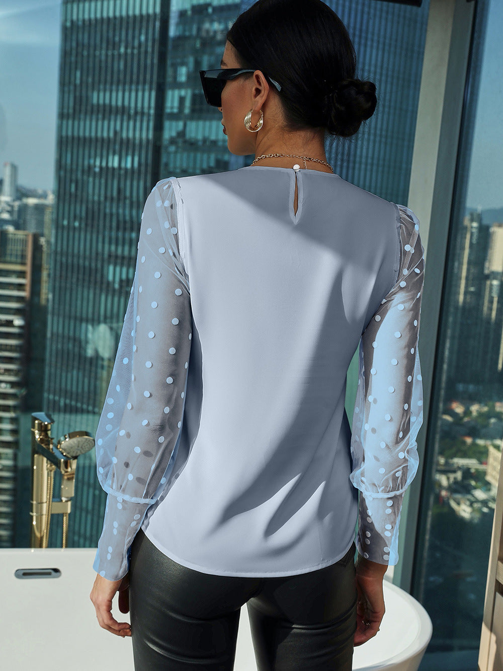 Chemisier dames avec des manches bouffantes transparentes et des pois Chic und Stil