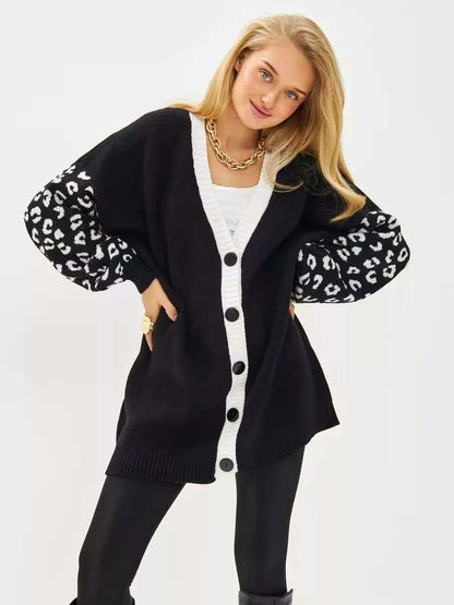 Cardigan dames avec des manches contrastantes et un motif à la mode Chic und Stil