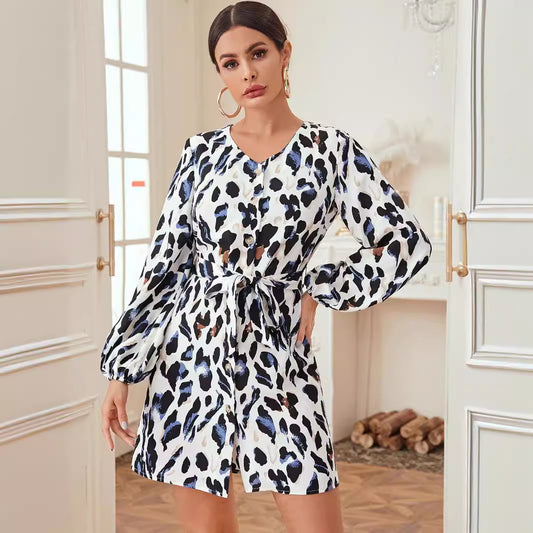 Robe à manches courtes pour femmes avec une élégante ceinture enroulée et un motif léopard à la mode Chic und Stil