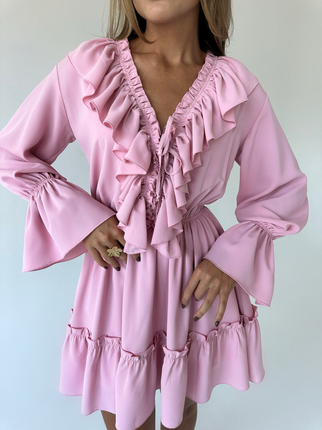 Robe à volants ludique pour femmes avec décolleté en V et manches bouffantes Chic und Stil