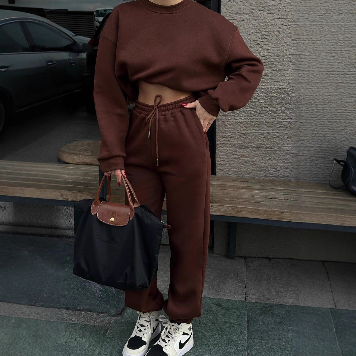 Chic and Style elegant and casual two-piece set for women with comfortable cropped sweatshirt and loose jogger pants