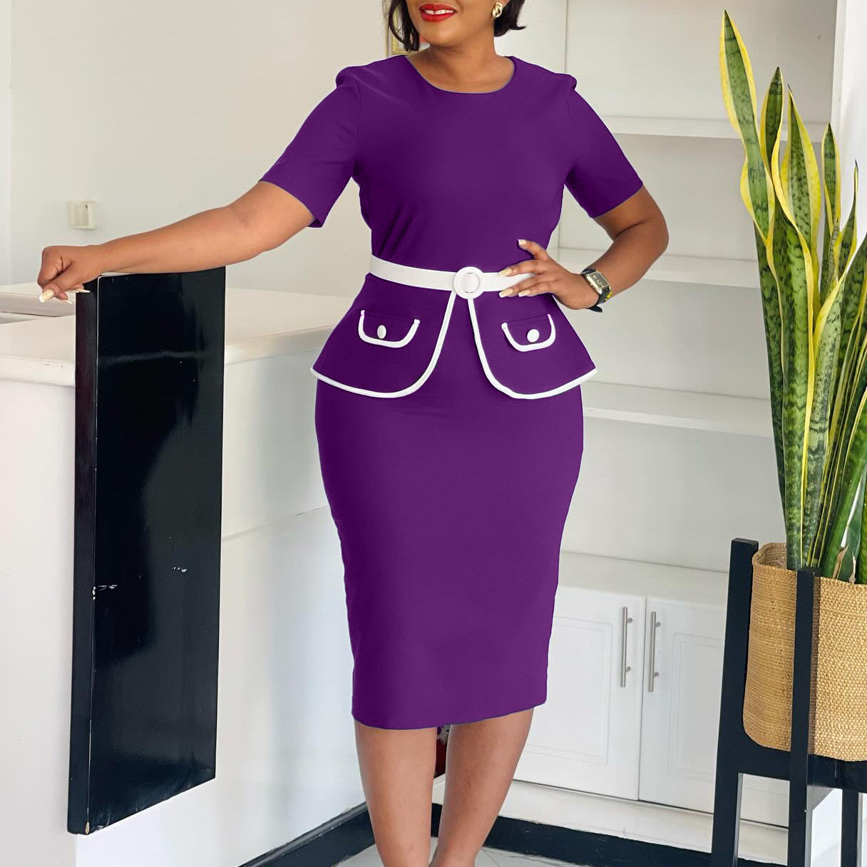 Femme Robe cintrée élégante avec application de poches pétillante et large ceinture Chic und Stil