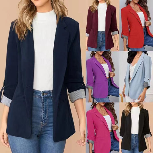Blazer féminin à la mode avec des manches retroussables et des détails texturés Chic und Stil