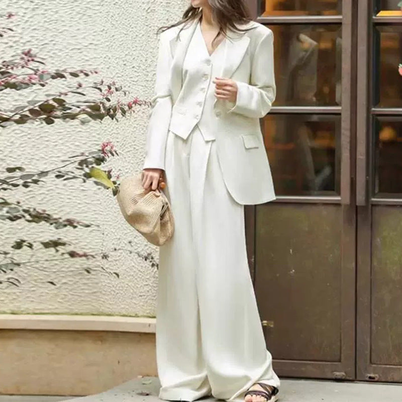 Structured blazer and wide pants set Chic und Stil for women