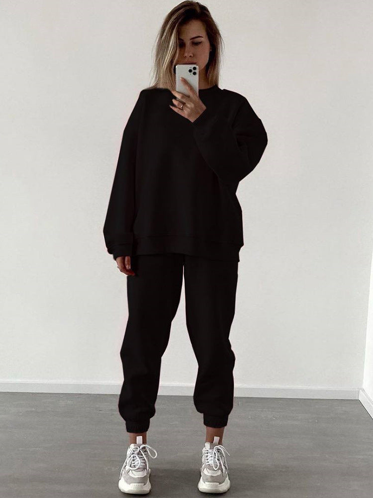 Casual set for women in oversized sweatshirt and jogger pants Chic und Stil