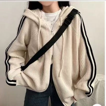 Pull à capuche décontracté pour femmes avec larges rayures et coupe moderne Chic und Stil