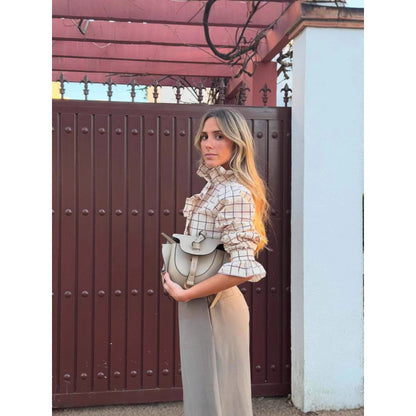 Blouse à carreaux pour femmes avec détails volantés et fermeture à boutons Chic und Stil