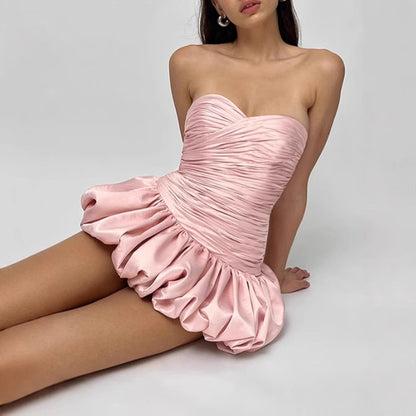 Robe de cocktail pour femmes avec des détails en volants et une coupe flatteuse Chic und Stil