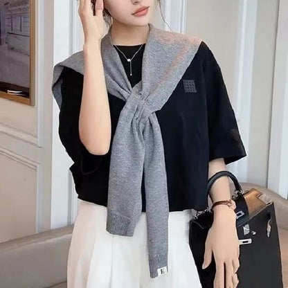 Trendy knitted scarf for women with bow detail Chic und Stil