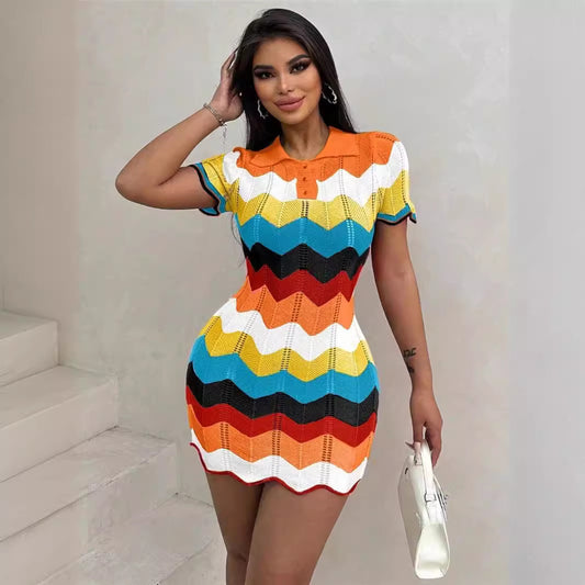 Robe en tricot pour dames avec un motif de vagues moderne et un col polo Chic und Stil