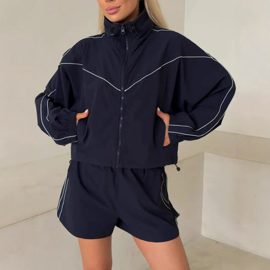 Ensemble sportif pour dames avec veste cropped et shorts Chic und Stil
