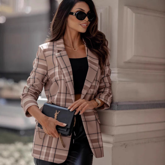 Blazer à carreaux pour femmes avec une coupe moderne et des accents élégants Chic und Stil