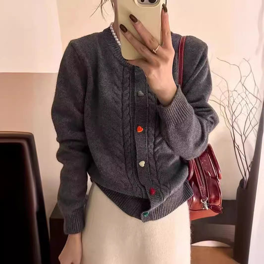 Cardigan pour femmes avec motif en relief et détails de boutons colorés Chic und Stil