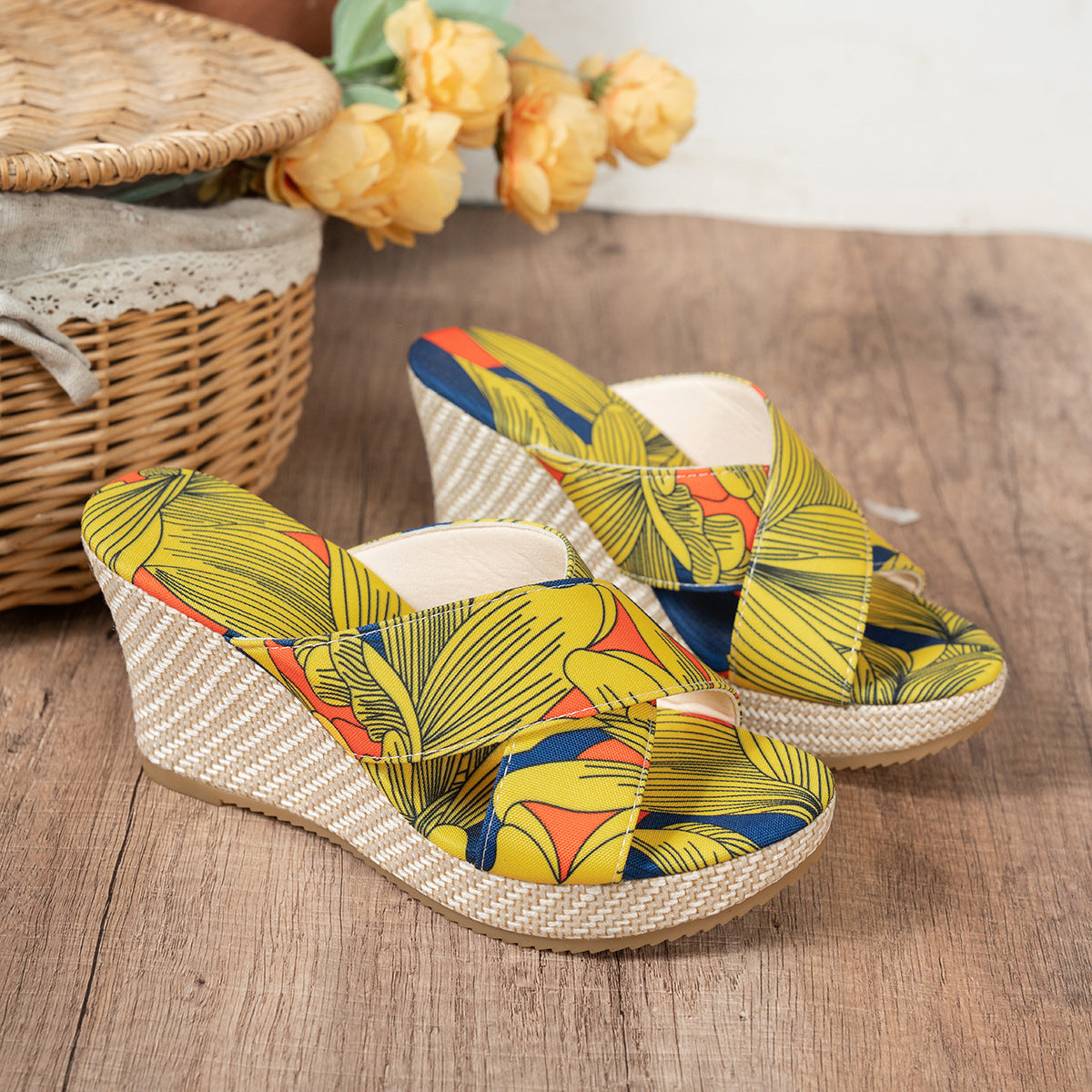Wedge sandals for women with a floral design and a non-slip sole Chic und Stil
