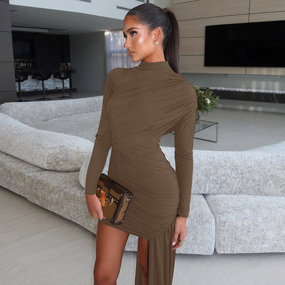 Robe mini sculpturale pour femmes avec jupe asymétrique et élégant col montant Chic und Stil