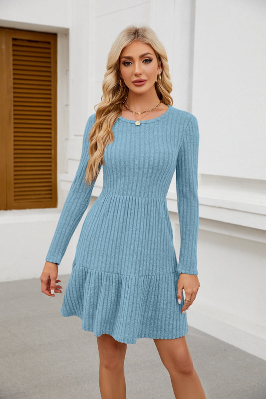 Robe midi tricotée pour femmes avec jupe volumineuse et fine structure côtelée Chic und Stil