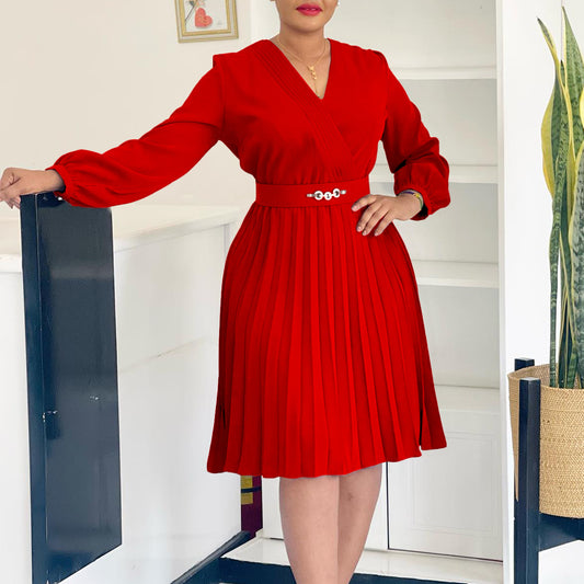 Robe portefeuille plissée pour femmes avec ceinture et élégante broche Chic und Stil