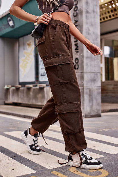 Cargo pants for women with an innovative cut and practical pockets Chic und Stil