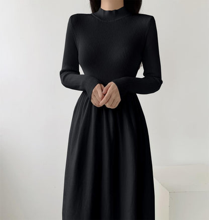 Robe tricotée élégante pour femmes avec col haut et jupe fluide Chic und Stil