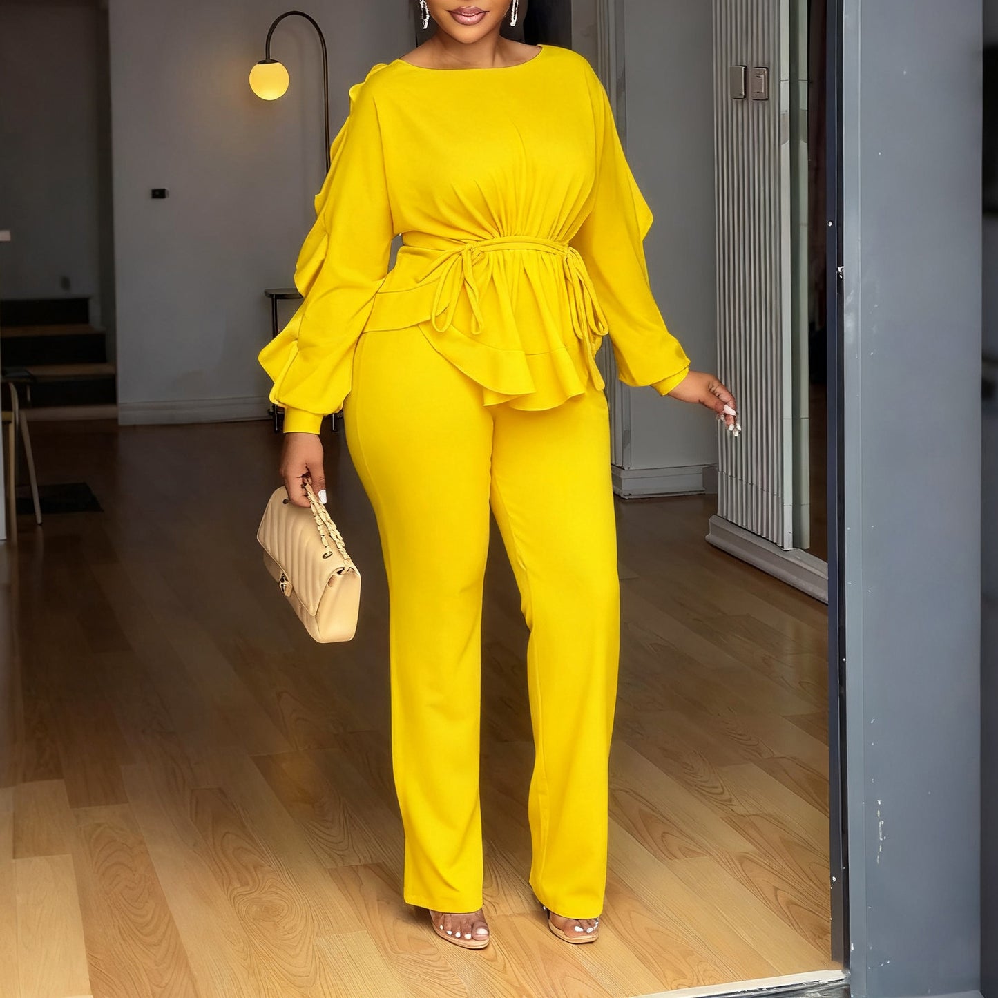 Dames combinaison élégante avec des détails volants et une coupe cintrée Chic und Stil