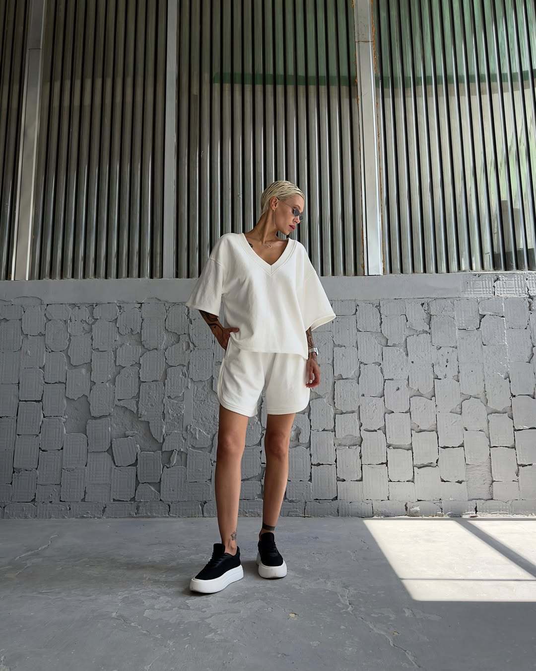 Chic und Stil Women's Casual V Neck Set with Comfortable Shorts and Oversized Top