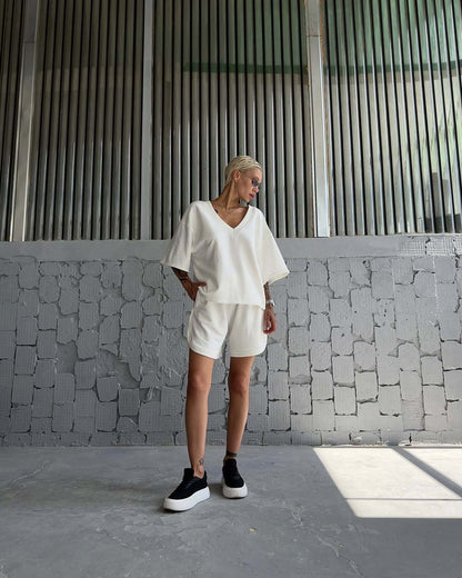 Chic und Stil Women's Casual V Neck Set with Comfortable Shorts and Oversized Top