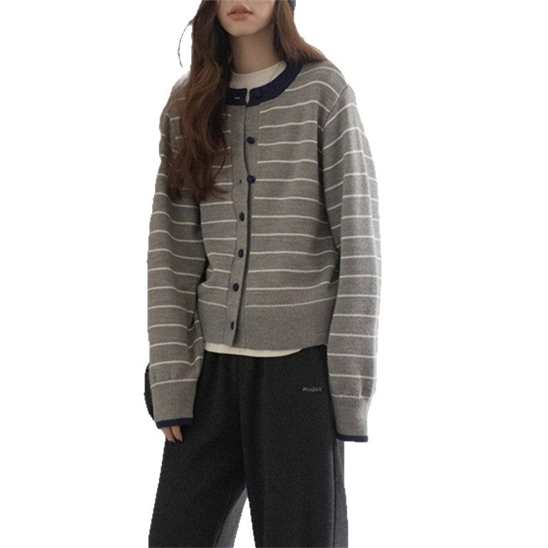 Cardigan en tricot confortable pour femmes avec un motif rayé juvénile et une fermeture à boutons pratique Chic und Stil