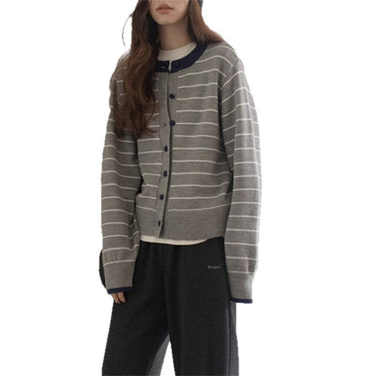 Cardigan en tricot confortable pour femmes avec un motif rayé juvénile et une fermeture à boutons pratique Chic und Stil