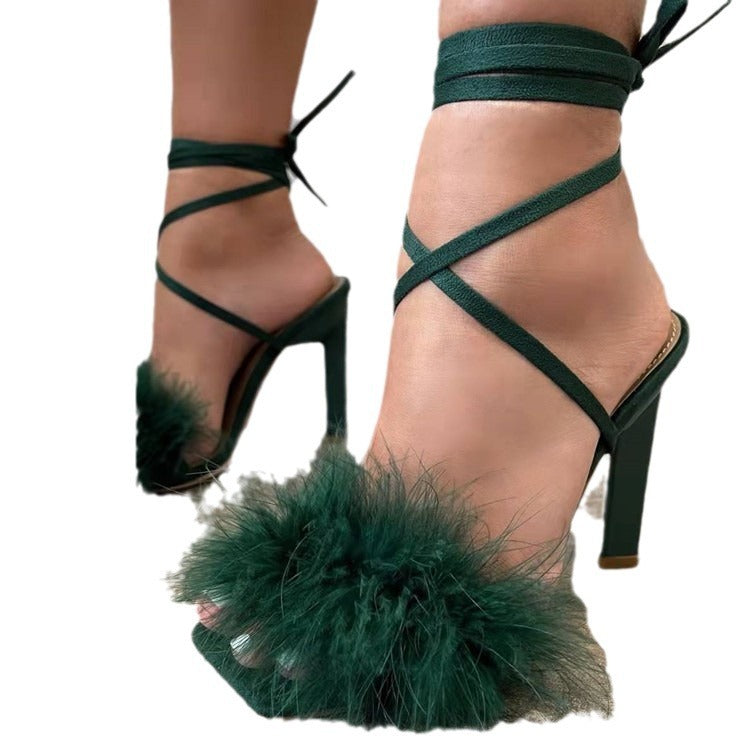 Sandales à talons hauts pour femmes avec ornement en plumes luxueuses Chic und Stil