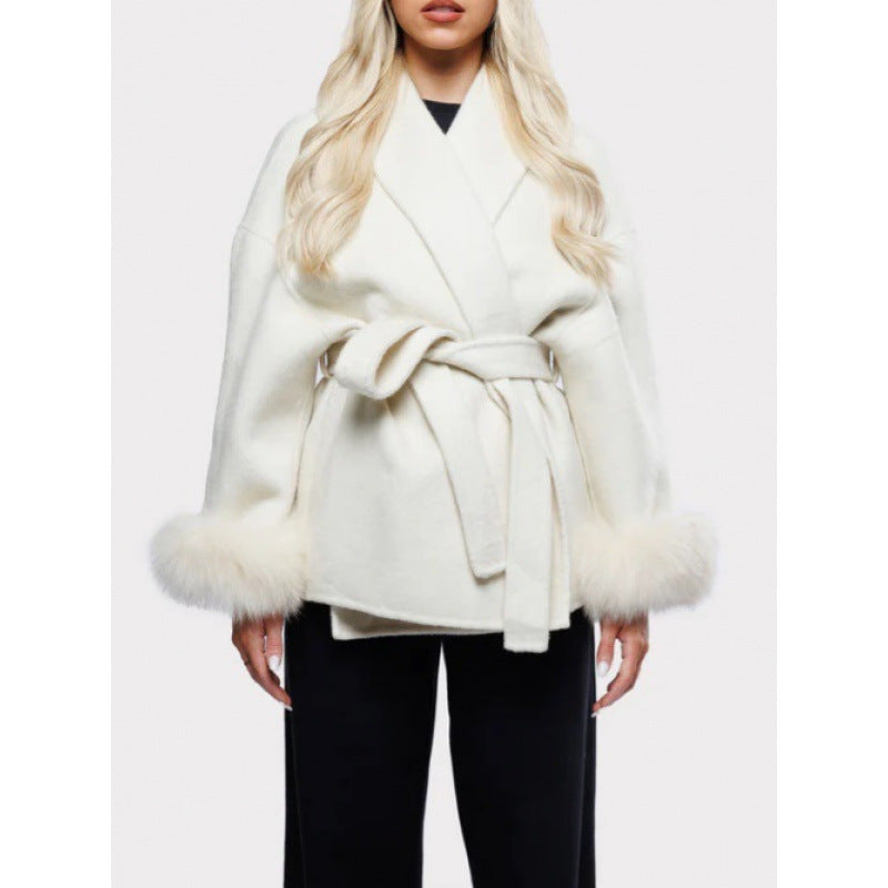Dames Fuzzi-Robenjacke mit élégant Belt et luxurieux Manches en peluche Chic und Stil