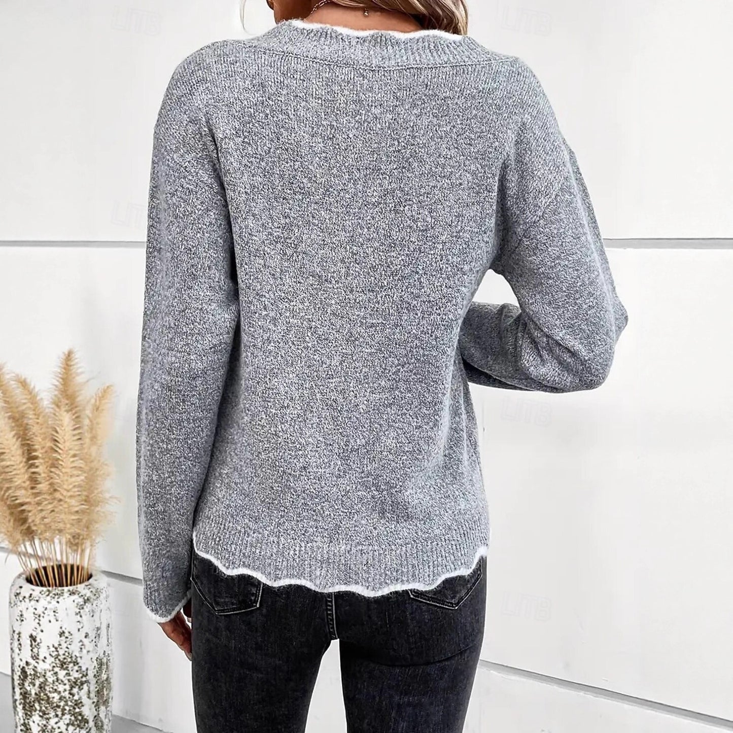 Pull en tricot pour femmes avec encolure ondulée et détails contrastés Chic und Stil
