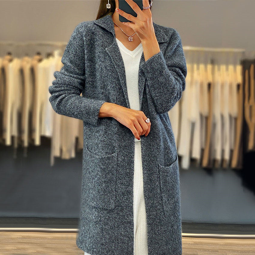 Oversized women’s cardigan with a deep V-neck and practical pockets Chic und Stil